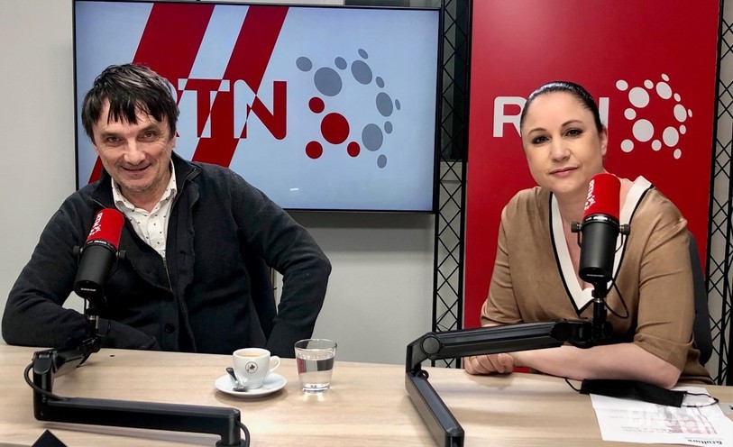 À gauche le comédien Pierre Aucaigne et à droite Aurélie Candaux, la directrice d’ACP Productions.