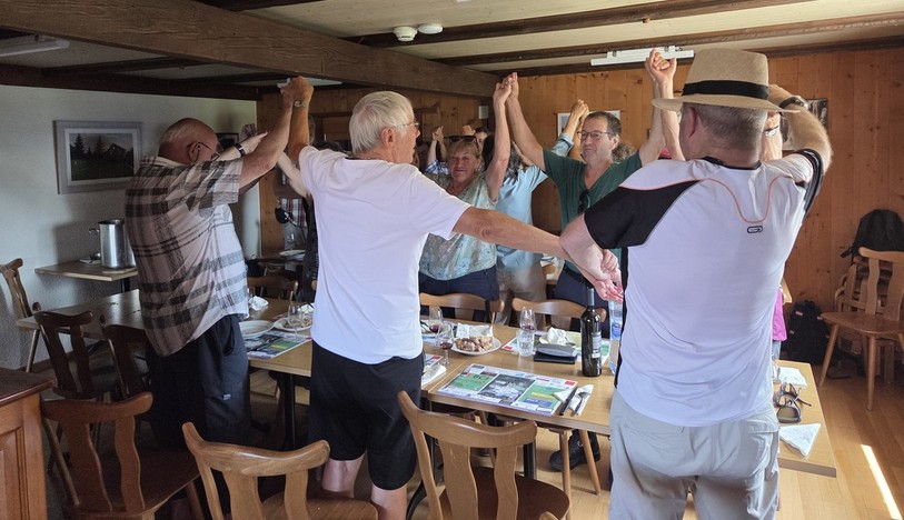 Les participants de la randonnée du 23 juin au Raimeux ont chanté la Rauracienne.