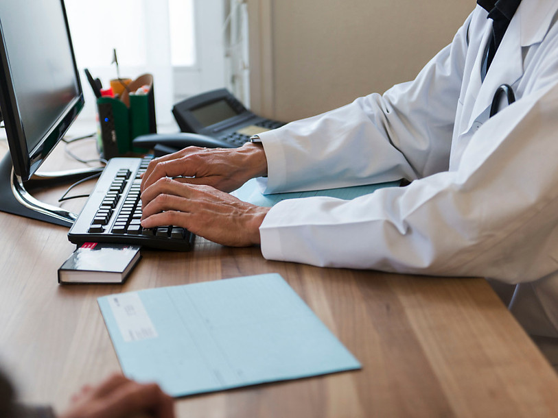 Les cantons de Fribourg, Genève, Jura, Valais et Vaud ont validé un projet de convention visant au renforcement de nouveaux services numériques favorables aux patients. (Photo : KEYSTONE / Christian Beutler).