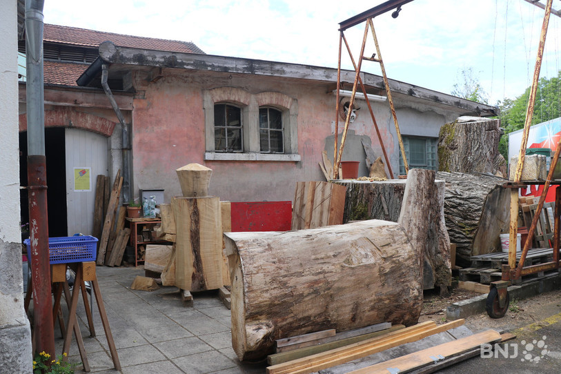 Les anciens abattoirs de Bienne accueillent déjà des artistes à l'image de l'atelier de ce sculpteur.