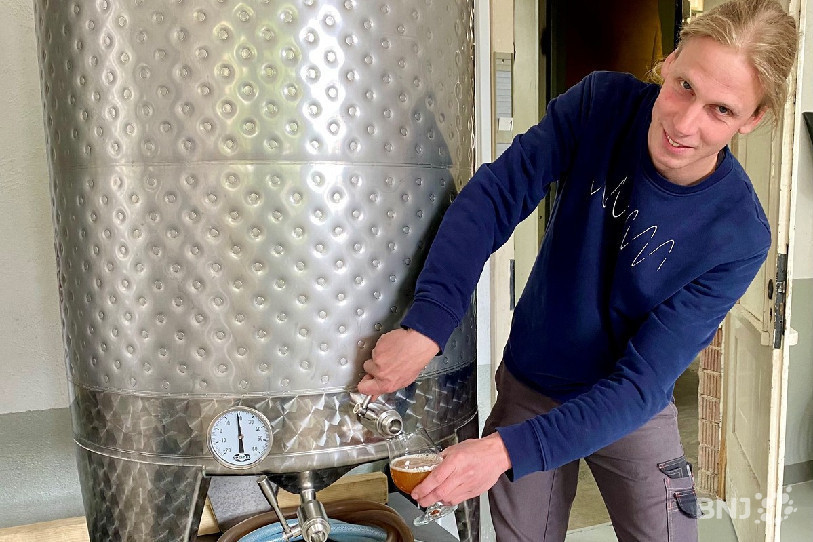 Le co-fondateur de la Blanche Pierre Sandro Ettlin se verse un verre de bière au pain sec.
