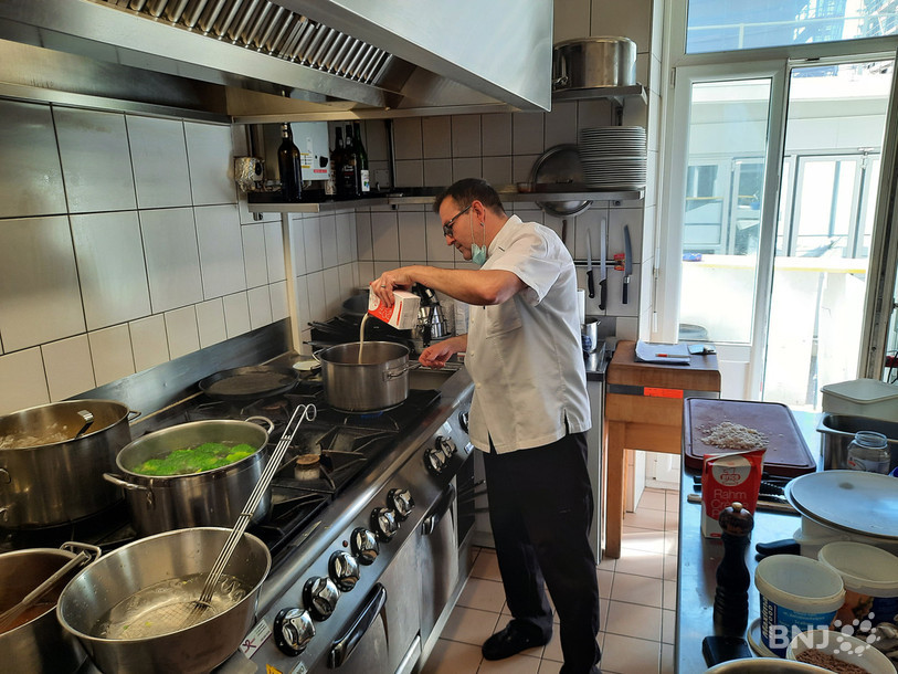 Cyril Schwarz prépare le repas de ce lundi midi, en adaptant les quantités à la réouverture de sa salle.