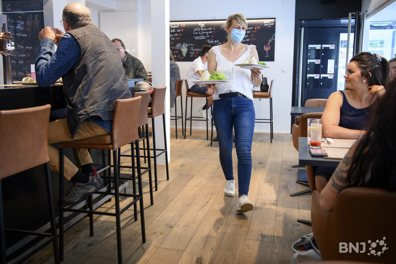 Une serveuse du restaurant le