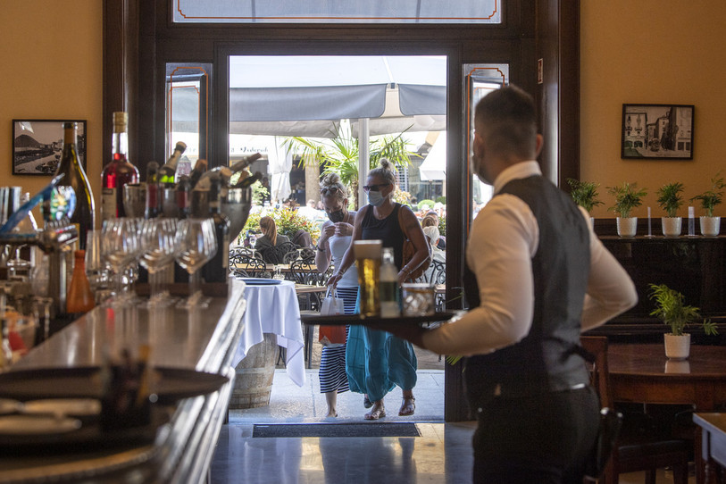 Les restaurateurs auront du pain sur la planche. Ils vont devoir déconstruire les habitudes prises durant la pandémie par une partie de leur clientèle. (Photo : KEYSTONE / Pablo Gianinazzi).