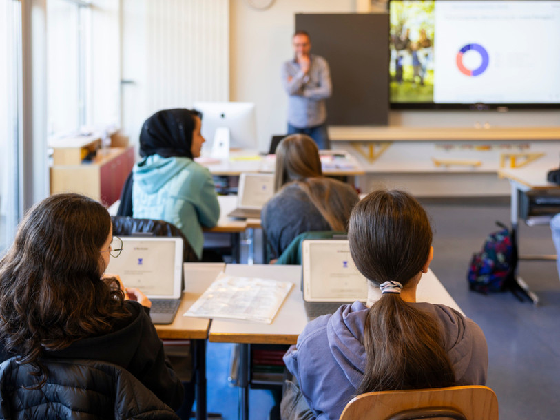 Le canton du Jura entend assurer la continuité de l’école tout en protégeant la santé des élèves soumis à la canicule (Photo illustration : KEYSTONE/CYRIL ZINGARO)
