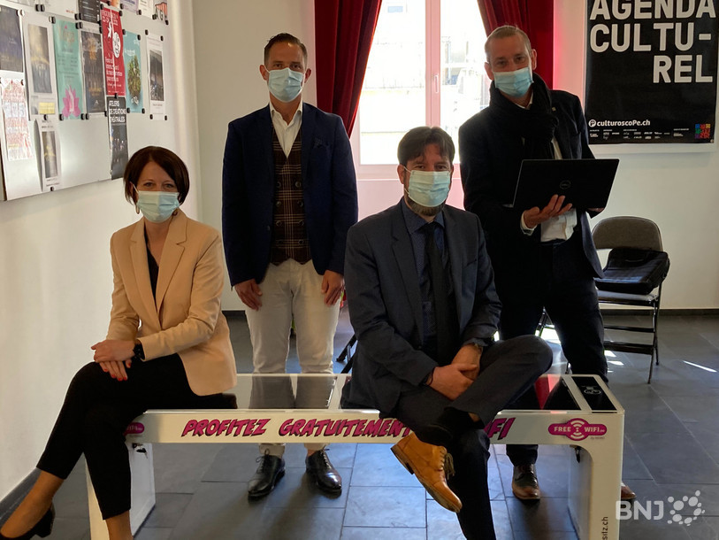 De gauche à droite: la conseillère d'Etat Crystel Graf, le directeur de ello communications Sébastien Dufaux, le conseiller communal de Neuchâtel Didier Boillat et le conseiller communal de La Chaux-de-Fonds Jean-Daniel Jeanneret.&nbsp;Deux bancs installés en ville de Neuchâtel permettront aux utilisateurs de recharger leurs appareils et de se connecter au Wi-Fi public. 