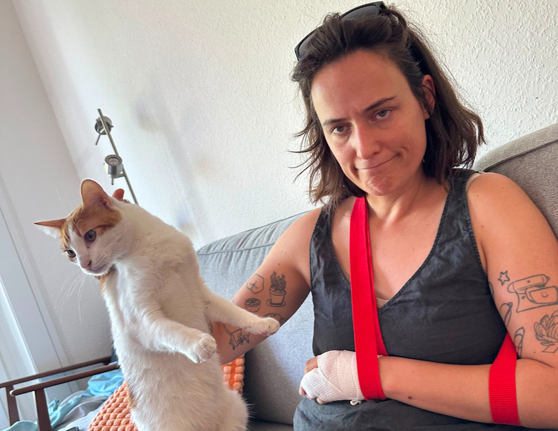 Aude Bourrier, au temps ou une morsure de chat ne l’empêchait pas de conduire. (Photo : Aude Bourrier)