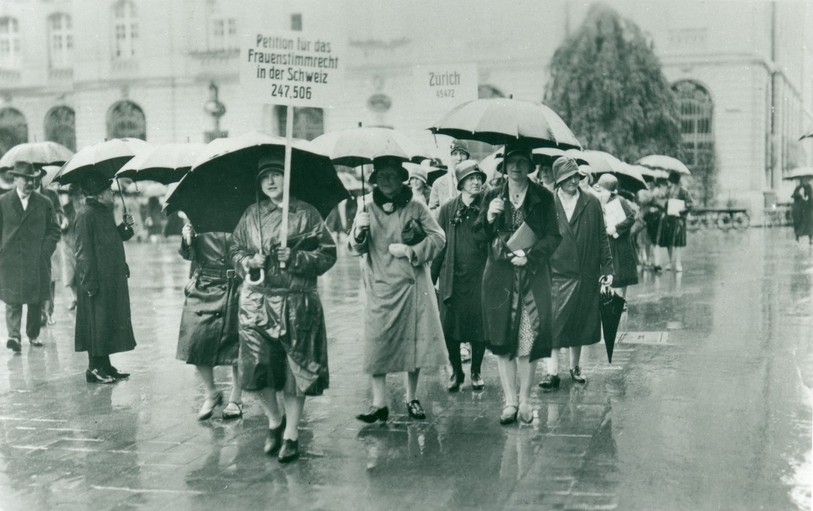 En 1929, l'Association suisse pour le suffrage féminin (ASSF) remet une pétition en faveur du droit de vote pour les femmes. (Photo : CIP)