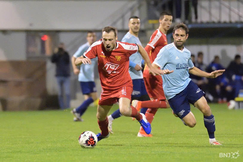Gaëtan Habegger et le FC Tavannes/Tramelan (à gauche) devront jouer des coudes pour assurer leur place en 2e ligue interrégionale, tout comme Garry Germann et le FC Moutier (photo : Georges Henz).