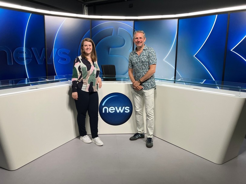 Aline Studer, rédactrice en chef du canal suisse-allemand, et Laurent Kleisl, rédacteur en chef du canal francophone, posent sur le plateau flambant neuf de Canal B.