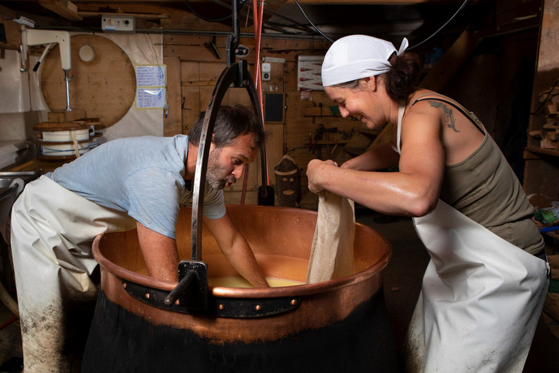 Christa Müller et Nicolas Frésard en pleine fabrication de fromage à l'alpage (photo: site l'antre-temps.ch)