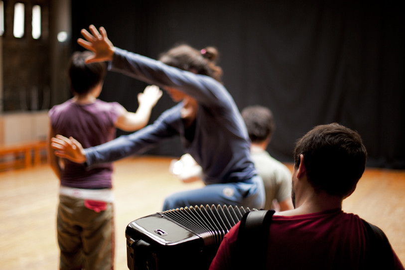 Un des projets soutenus : l’association Bruit propose de mettre sur pied des sessions de travail basées sur l’improvisation libre entre musiciens et danseurs. (Photo : Anna Taggalou)