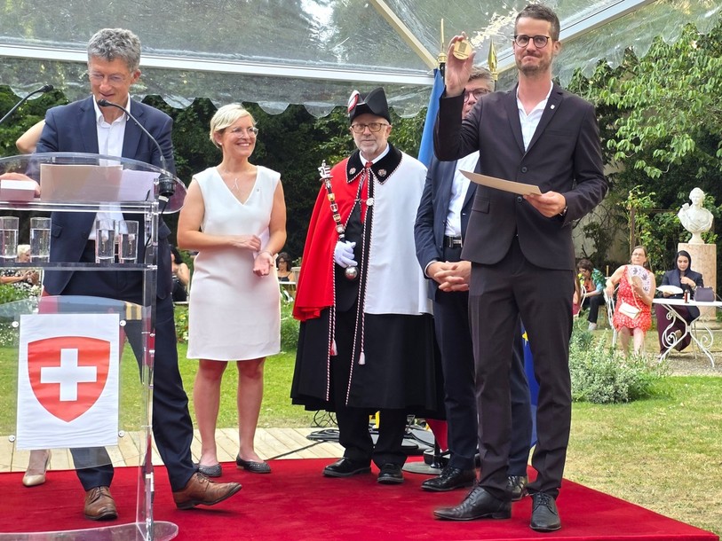 Gauthier Corbat reçoit une médaille et un diplôme de la République française pour avoir participer à la reconstruction de la cathédrale Notre-Dame de Paris.