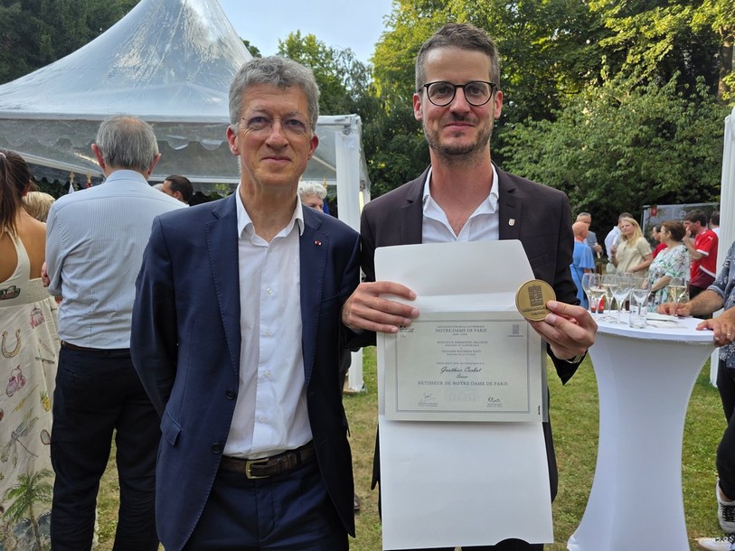 Responsable de la reconstruction de Notre-Dame de Paris, Philippe Jost a remis, au nom de la République française, une médaille et un diplôme signé par le président Macron, à Gauthier Corbat, pour avoir participé à la reconstruction de la cathédrale.