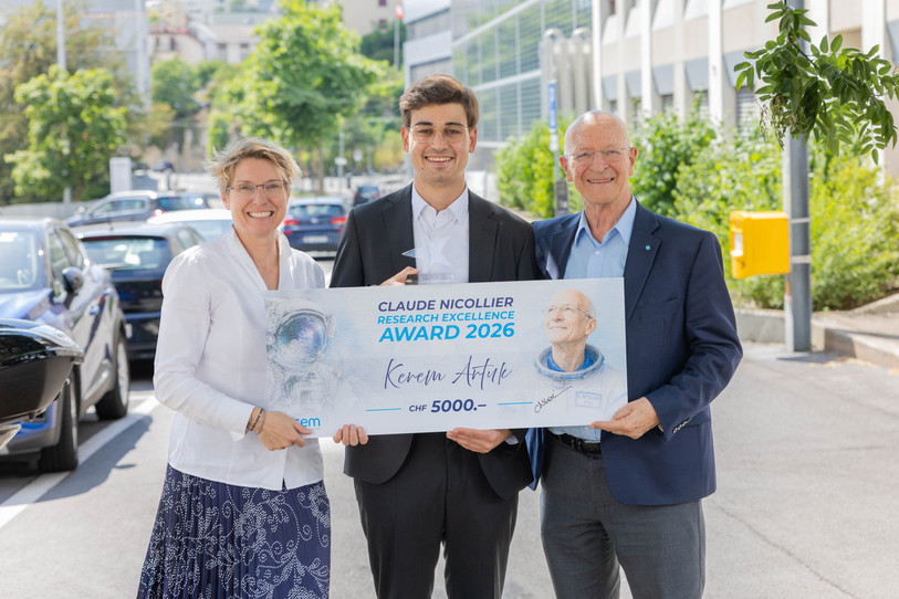 De gauche à droite, Andrea Dunbar (CTO, CSEM), Kerem Artuk (R&D Engineer, CSEM) et Claude Nicollier (ancien président du CSEM et astronaute suisse) posent à l'occasion de la remise du premier Prix Nicollier de l'excellence de la recherche. (Photo : CSEM.)
