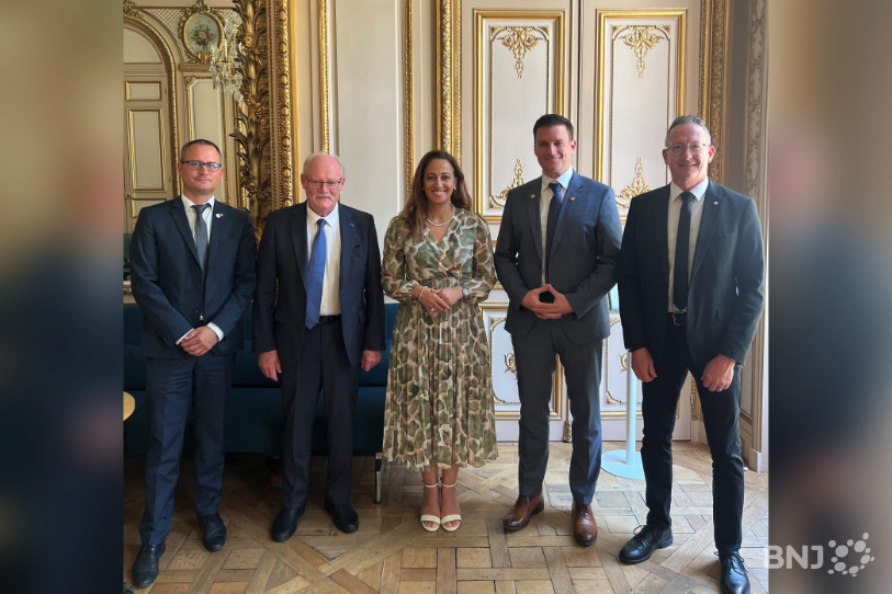 De gauche à droite : Fabien Kohler (secrétaire général), Pierre-André Comte (député socialiste), Amélia Lakrafi (déléguée générale de l’APF), Loïc Dobler (conseiller national) et Fabrice Macquat (président du Parlement) ont échangé sur différents thèmes d’actualité. (Photo : PIerre-André Comte.)