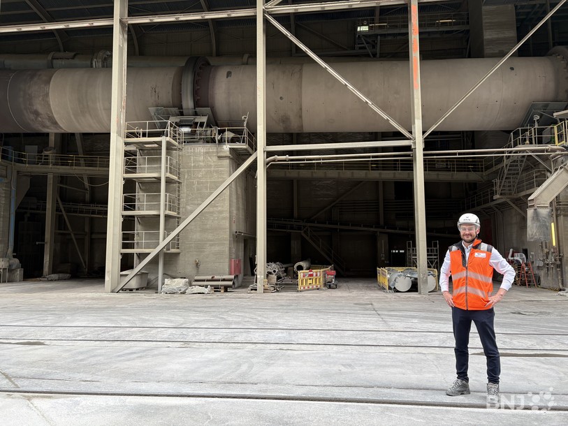 Anthony Geoffray est directeur d'usine au sein de Vigier Ciment SA. L'entreprise serre la vis pour atteindre la neutralité climatique.