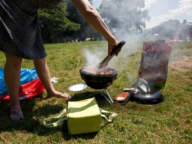 Le canton de Neuchâtel demande de renoncer à faire des feux à même le sol et pour les grillades, d’utiliser les barbecues aménagés (pas de contact direct avec le sol) (image symbolique).
CREDIT: KEYSTONE/SALVATORE DI NOLFI