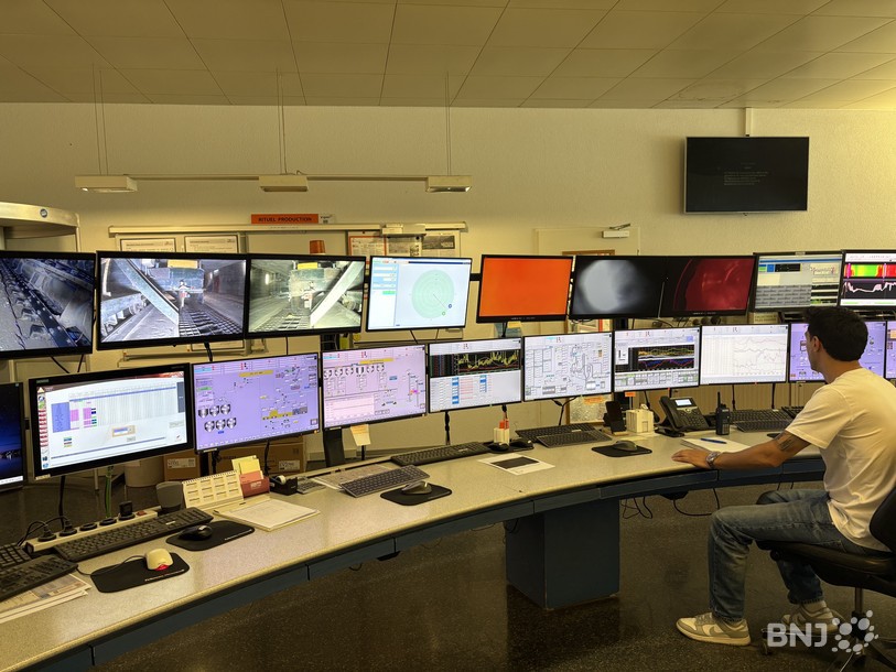 La centrale de commande représente le cœur de l'usine. Un collaborateur y est présent en permanence pour piloter les installations et superviser la production.