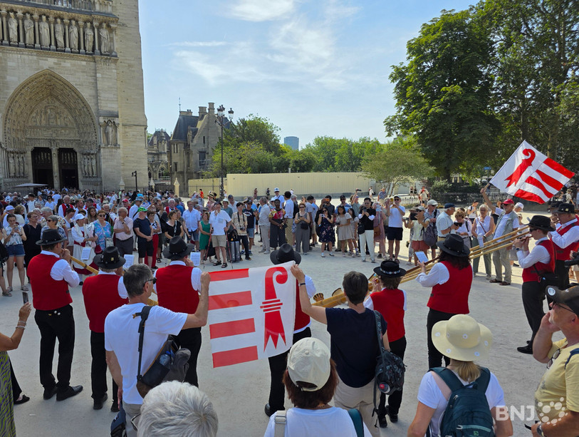 Les Jurassiens se sont retrouvés sur le parvis de la cathédrale et ont assisté à une aubade de l'Echo du Vorbourg avant la messe.