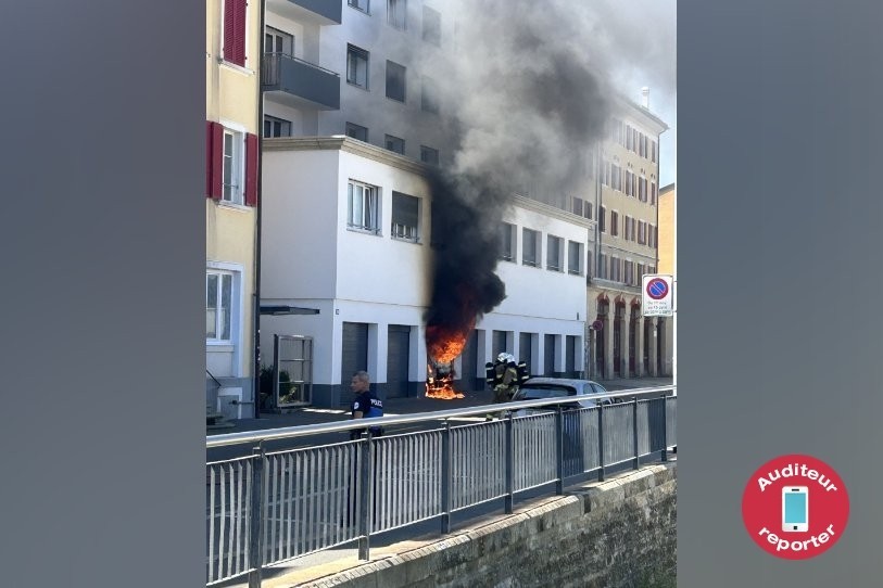 Incendie d'une voiture dans un garage individuel à La Chaux-de-Fonds.