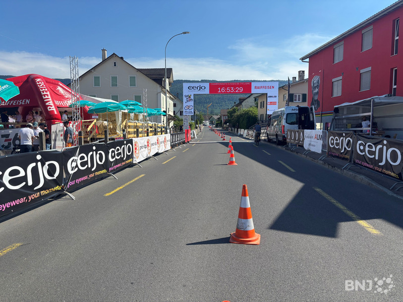 La ligne d'arrivée prête à accueillir les cyclises en grandes pompes. 