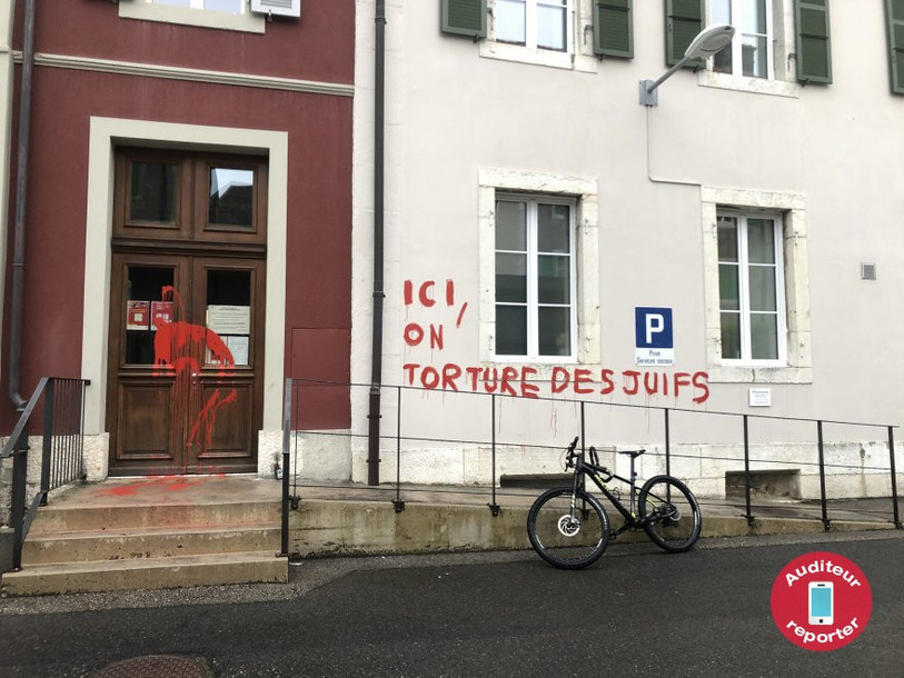 La façade du Service de l'action sociale avait été souillée, il y a plus d'une semaine.