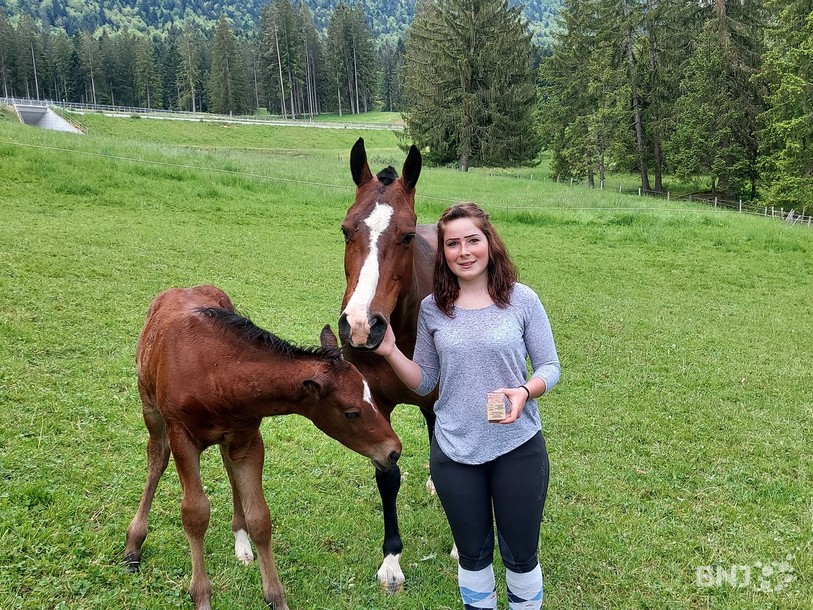 Léa Bandelier pose avec l'un de ses savons, sa jument Célia et son poulain.