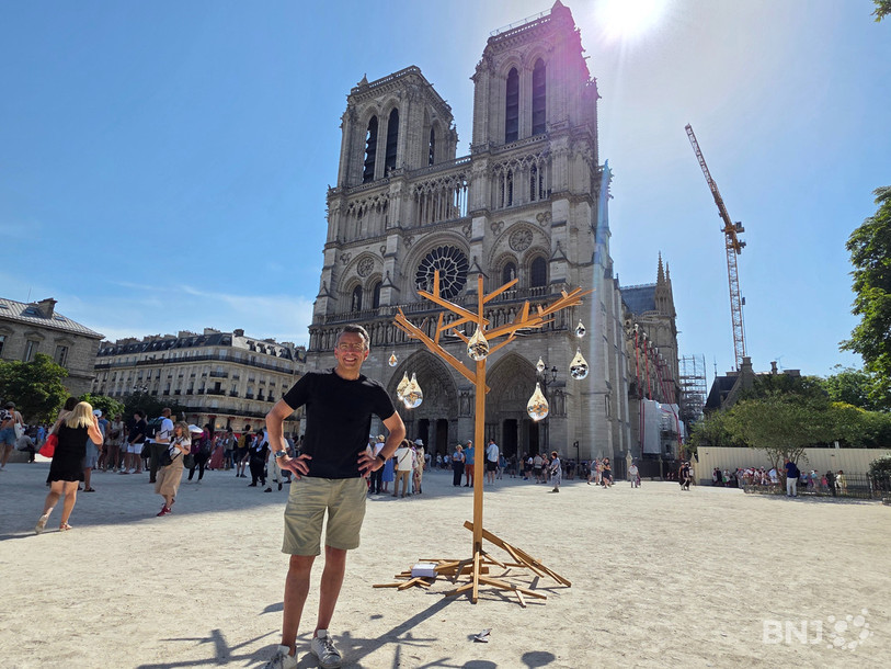 L’artiste français Benoît Dutour pose devant son œuvre composée de bois de chêne.