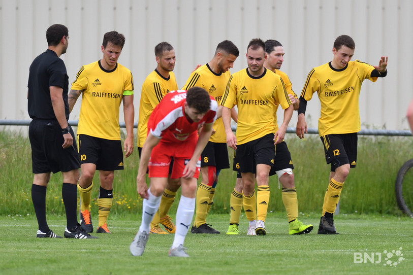 Les joueurs du FCAM se congratulent après l'ouverture du score (photo : Georges Henz).