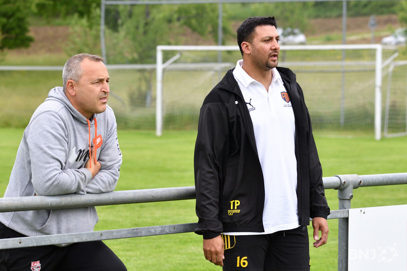 Thierry Payet (à droite) n'aura plus Philippe Djakoni à ses côtés la saison prochaine sur le banc du FC Ajoie-Monterri (photo : Georges Henz).