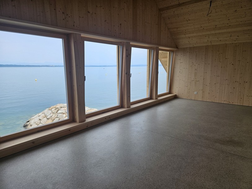 La salle de repos avec vue sur le lac