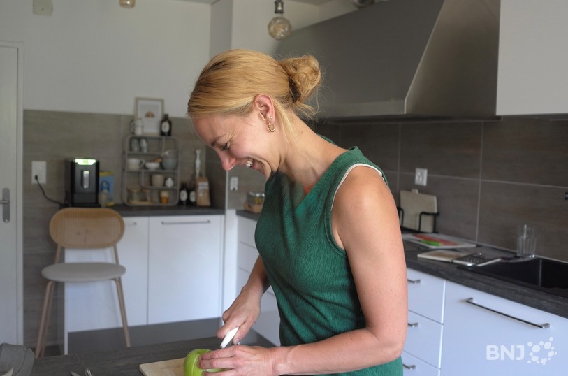 Elena Gigandet dans sa cuisine coupe les dés de pomme Granny Smith afin de pimper sa recette 
