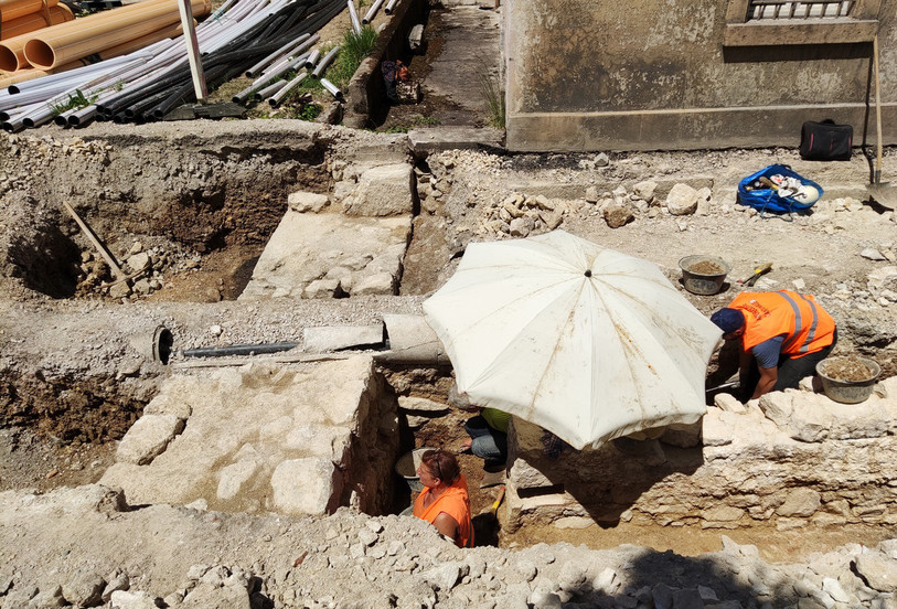 Le rempart médiéval est en cours de dégagement. (Photo : Office de la culture).