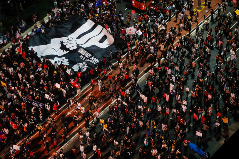 Des Brésiliens sont notamment descendus dans la rue à São Paulo. (Photo : EPA/Fernando Bizerra).