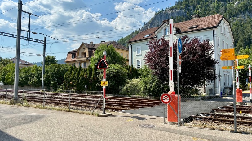 Le passage à niveau de la rue du Grenier, à Fleurier, a été endommagé par une voiture, ce vendredi.