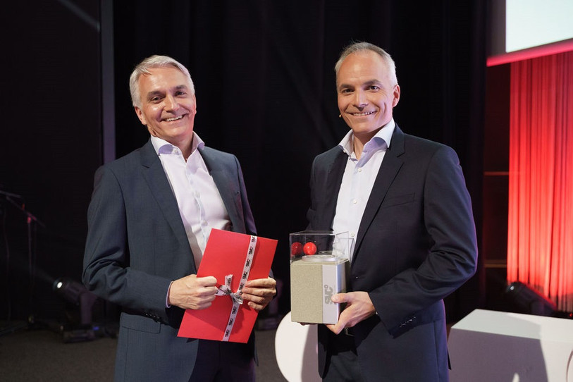 Olivier et Patrick Haegeli, directeurs généraux adjoints de Willemin-Macodel SA, célèbrent la première place lors de la remise du Prix SVC Suisse Romande 2020, ce lundi au Swiss Tech Convention Center à Lausanne (SVC/KEYSTONE/Manuel Lopez).
