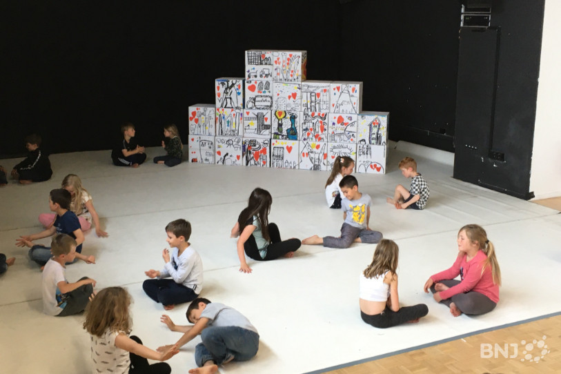 Les enfants ont travaillé avec deux chorégraphes pour monter leur spectacle, et avec une plasticienne pour créer leur décor de scène.