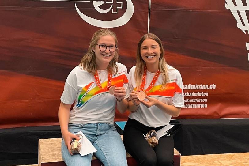 Eugénie Chapuis et Marion Varrin ont décroché la médaille de bronze aux championnats de Suisse élite de badminton à Brigue. (Photo : Marion Varrin).