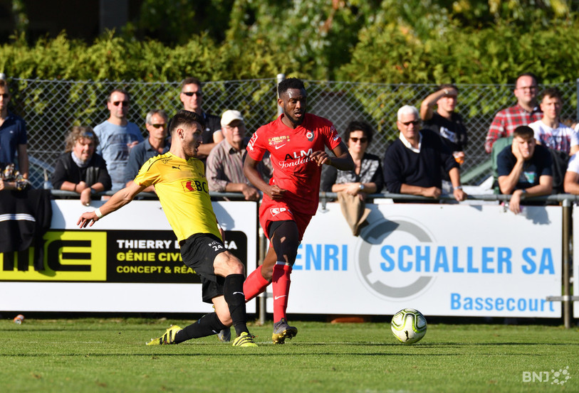 Le FC Bassecourt de Jordan Perrony (en jaune) va tenter de garder son avance sur les SR Delémont et Mohamed Camara dans cette fin de saison (photo : archives/Georges Henz).