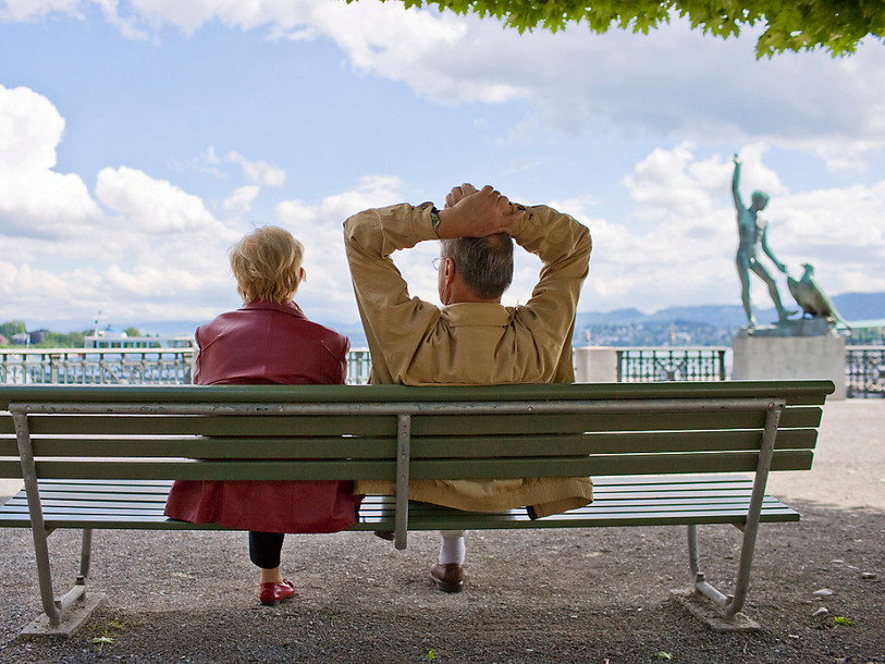 Hommes et femmes doivent partir à la retraite au même âge, a décidé le Parlement. (Photo : illustration KEYSTONE / Gaëtan Bally). 