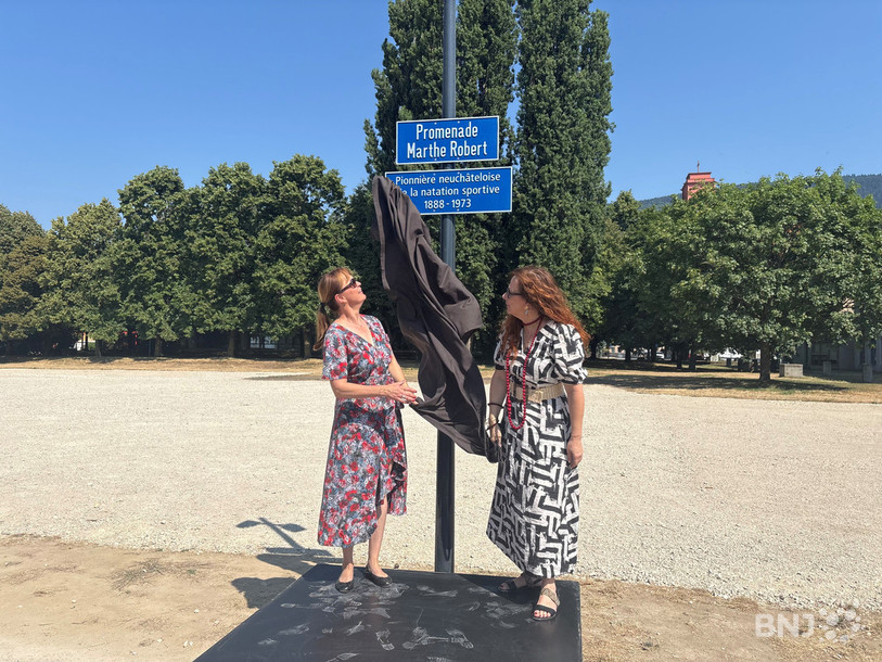 Les conseillères communales Violaine Blétry-de Montmollin et Julie Courcier Delafontaine ont inauguré samedi matin la promenade Marthe Robert sur les Jeunes-Rives.