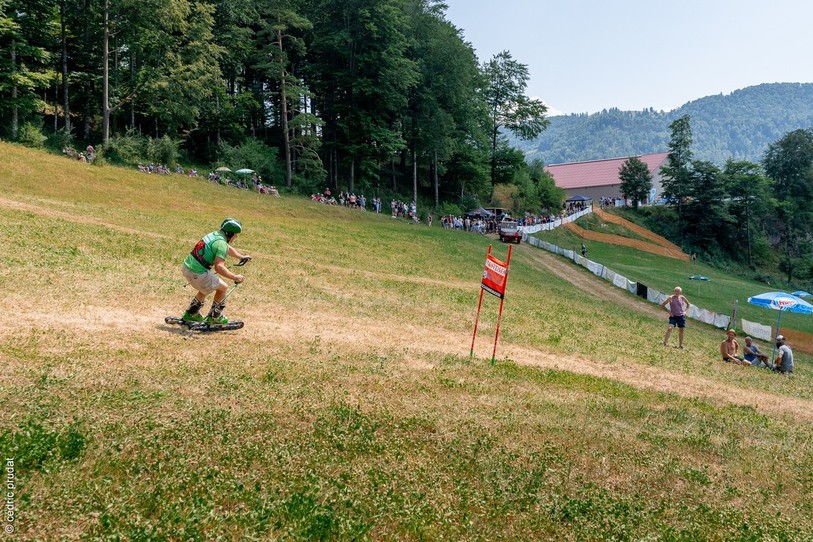 Les skieurs se sont élancés pour une course de ski sur herbe au Grandmont à Mervelier. (Photo : Cédric Prudat)