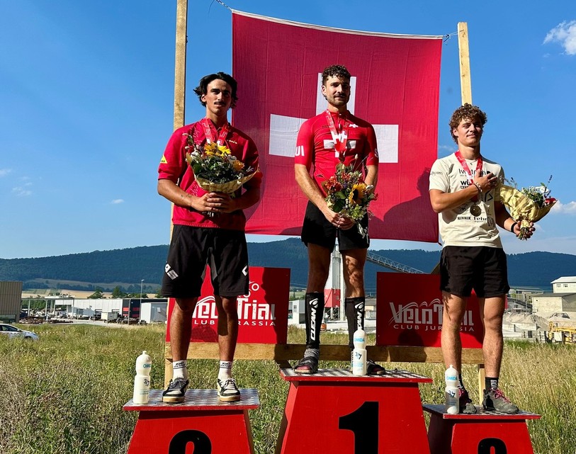 Lucien Leiser (au centre) endosse un nouveau maillot de champion de Suisse.
