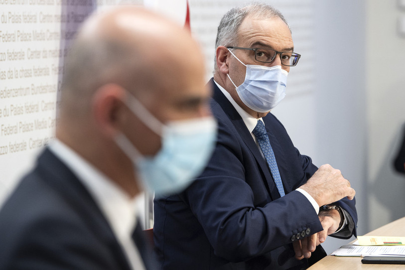 De gauche à droite : le ministre de la santé Alain Berset le président de la Confédération Guy Parmelin. (Photo : KEYSTONE / Peter Schneider).