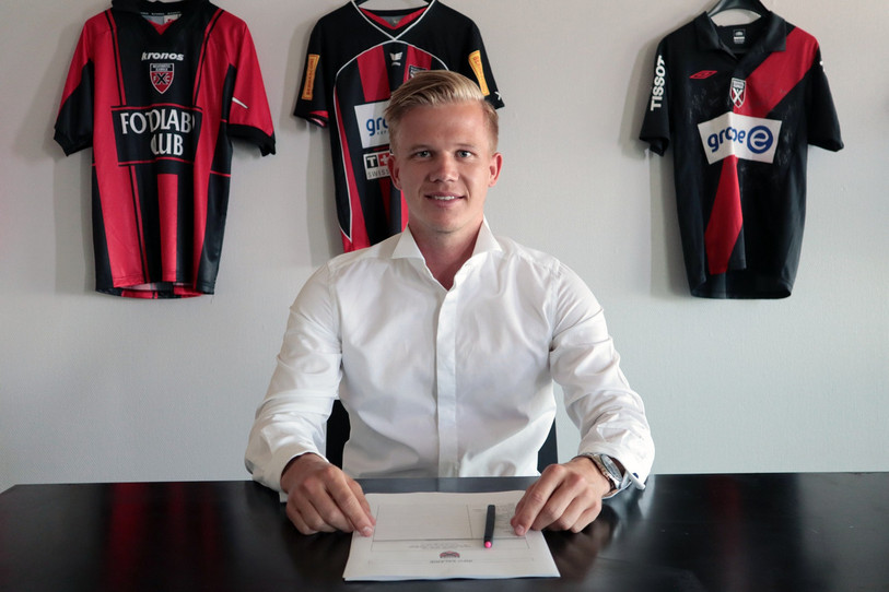 Mats Hammerich au moment de la signature. (photo Xamax)