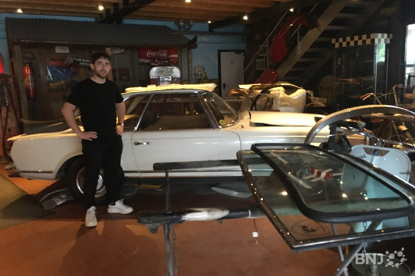 Loris Pinto pose devant une Mercedes ayant appartenu à l'acteur britannique David Niven.