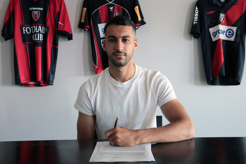 Ayoub Ouhafsa au moment de la signature. (photo Xamax)