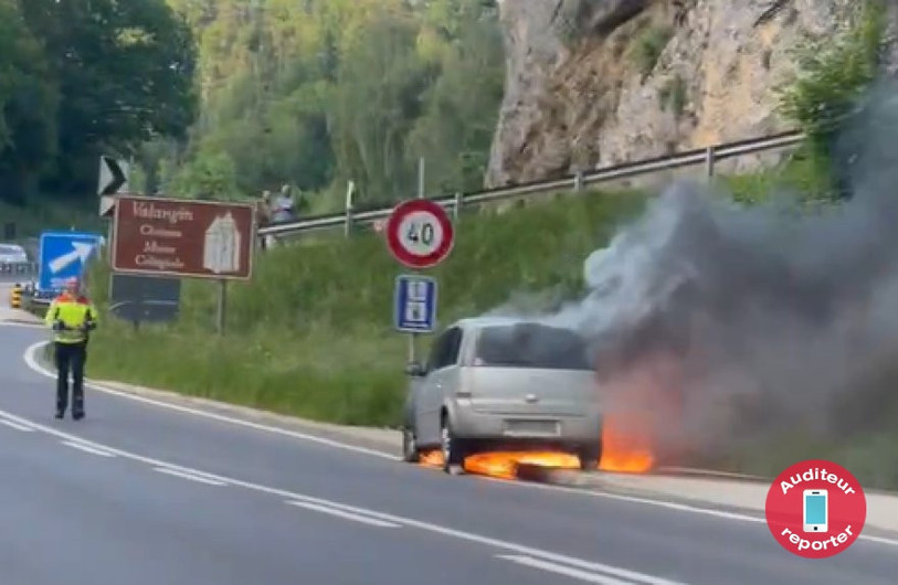Le véhicule a pris feu vers 17h45.