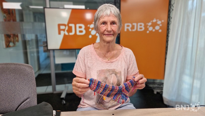 Rose Bassin expérimente la célèbre chaussette en laine, tricotée des orteils à la jambe et non pas l’inverse comme cela se fait traditionnellement.